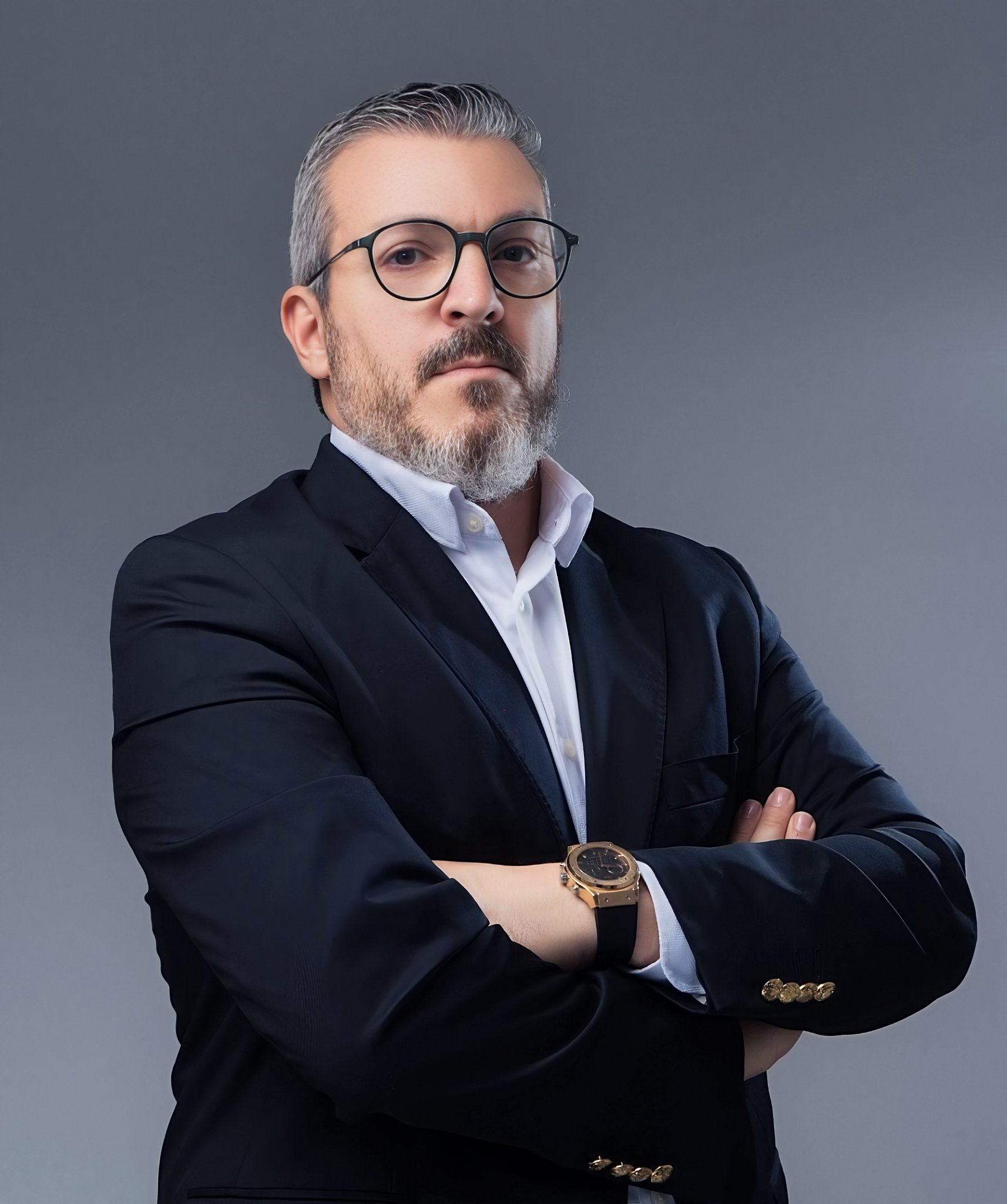 Óculos, camisa branca